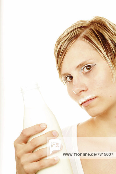 Frau mit Milchflasche und Milchbart