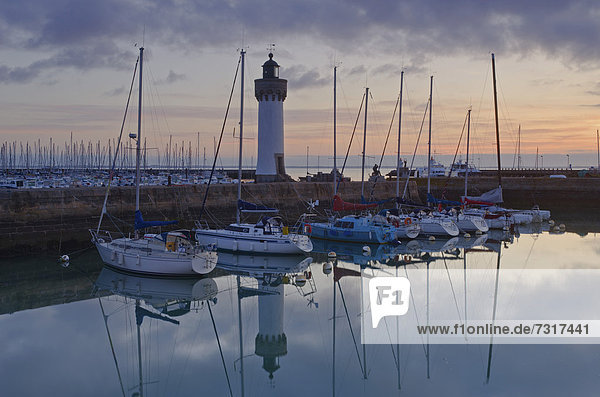 Spiegelung von Leuchtturm und Booten im östlichen Hafen in den frühen Morgenstunden  Port-Haliguen in Quiberon  südliche Bretagne  Bretagne  Frankreich  Europa