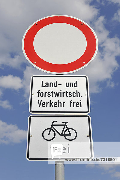 Verkehrsschild  Durchfahrt verboten  Land- und forstwirtschaftlicher Verkehr frei  Fahrräder frei  Deutschland  Europa