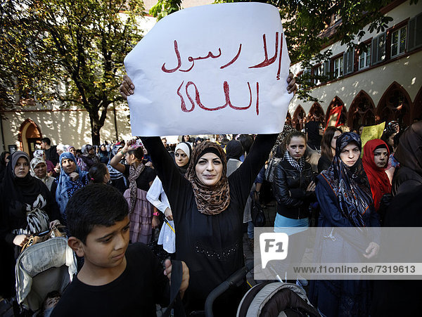 Muslime demonstrieren friedlich gegen Mohammed-Schmähvideo in Freiburg  Baden-Württemberg  Deutschland  Europa