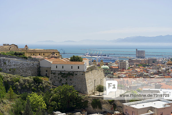 Blick vom Castelloviertel zum Hafen und Golf von Casteddu  Cagliari  Sardinien  Italien  Europa