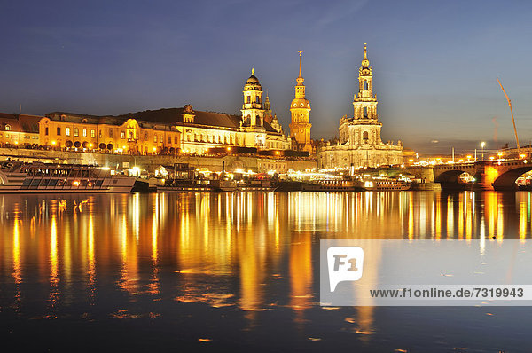 Blick über die Elbe zur Altstadt von Dresden am Abend  Sachsen  Deutschland  Europa