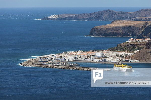 Blick auf den Hafen von Agaete mit einfahrender Fähre  Gran Canaria  Kanarische Inseln  Spanien  Europa  ÖffentlicherGrund