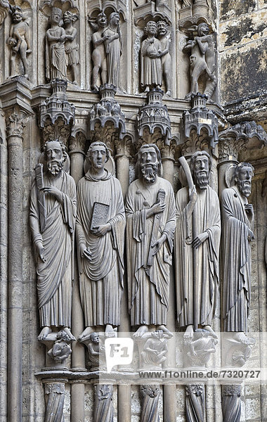 Kathedrale Chartres  mittleres Südportal  rechtes Gewände mit Jakobus d. Ä.  3.v.l.  Region Ile de France  DÈpartement Eure-et-Loir  Frankreich  Europa