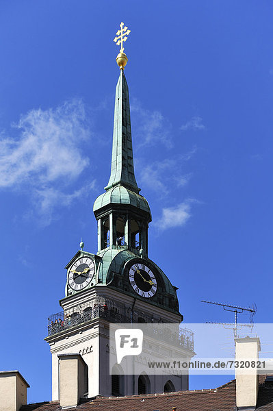 'Turm des ''Alten Peter''  St. Peter Kirche  vorne Schornsteine eines Stadthauses  Rindermarkt 1  München  Bayern  Deutschland  Europa'