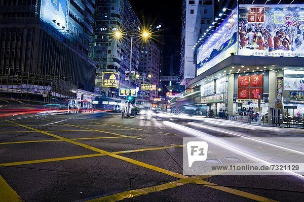 Straßenkreuzung in Kowloon bei Nacht  Hong Kong  China