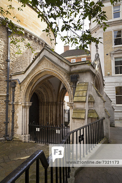 Eingang von der Straße zum kreisförmigen Kirchenschiff der Temple Church  Kirche für den inneren und mittleren Tempel  ehemalige Hauptkirche der Tempelritter  Außenbereich  London  England  Großbritannien  Europa