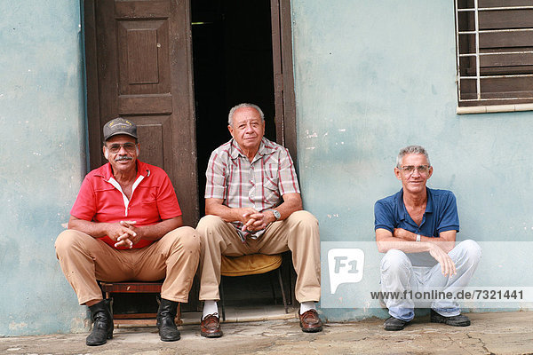 Stufe sitzend Mann Amerika Wohnhaus Senior Senioren frontal Karibik Cienfuegos Kuba