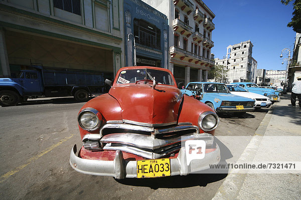 Roter Oldtimer in einer Straße in Havanna  Kuba  Amerika