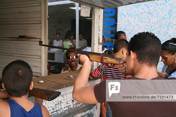 Leute an einem Luftgewehr Schießstand in Havanna  Kuba  Amerika