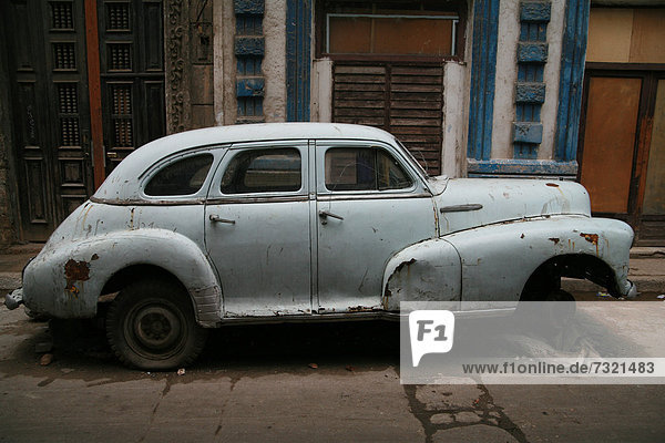 Ein Oldtimer-Wrack in einer Straße in Havanna  Kuba  Amerika