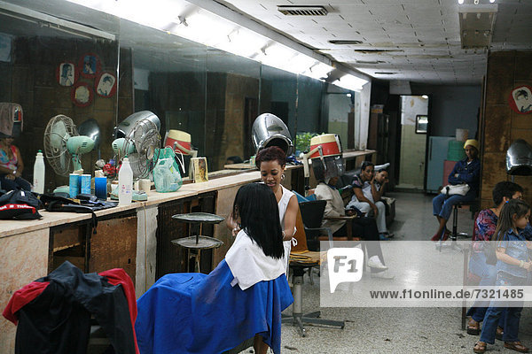 Innenansicht eines Frisörladens  Havanna  Kuba