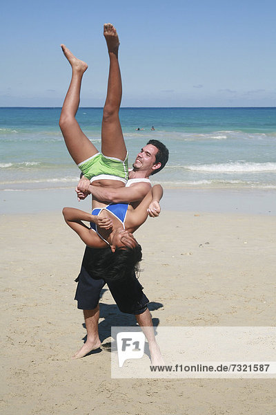 Kubaner genießen Ihre Freizeit am Strand von Playas del Este  Kuba  Lateinamerika  Amerika