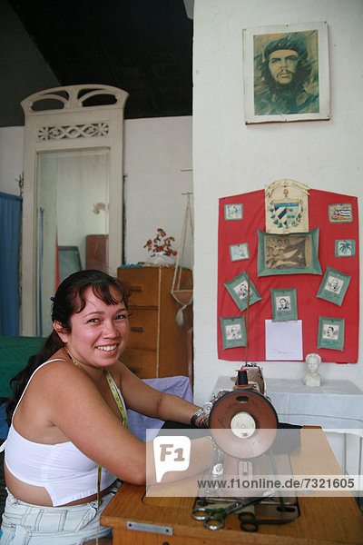 Arbeiterin in einer kleinen Näherei in Trinidad  Provinz Sancti-SpÌritus  Kuba  Lateinamerika  Amerika