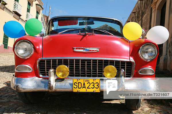 Vintage car decorated for a wedding in Trinidad  Sancti-SpÌritus Province  Cuba  Latin America