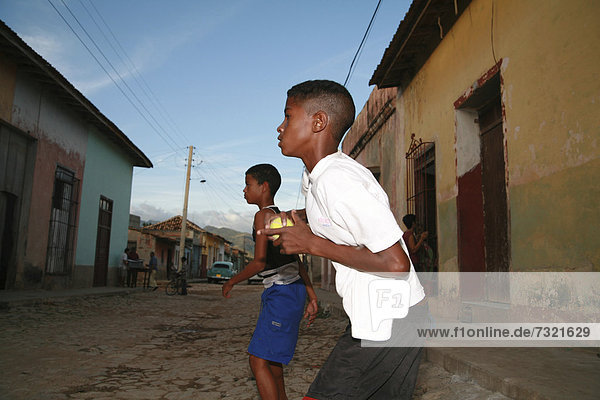 Straße Baseball lateinamerikanisch Trinidad und Tobago Kuba spielen