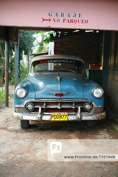 Oldtimer in einer Garage in Vinales  Provinz Pinar del RÌo  Kuba  Lateinamerika  Amerika