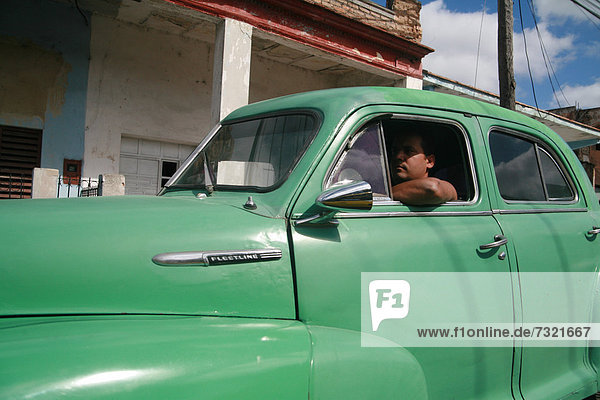 Oldtimer in einer Straße von Vinales  Pinar del RÌo  Kuba  Lateinamerika  Amerika