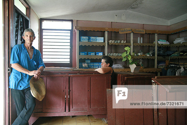 Ein Mann und eine Frau in einem Geschäft in Vinales  Provinz Pinar del RÌo  Kuba  Lateinamerika  Amerika