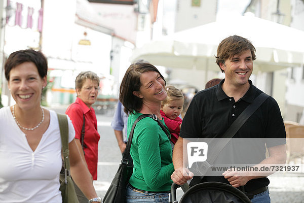 Leute in der Fußgängerzone  Isny im Allgäu  Bayern  Deutschland  Europa