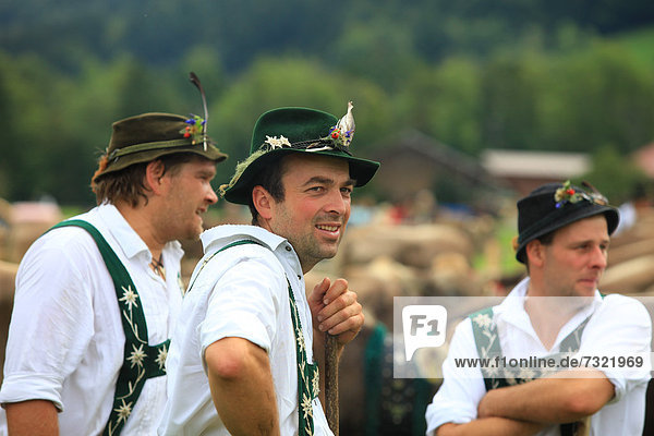 Junge Männer in Tracht beim Viehscheid Oberstaufen  Stiesberg  Bayern  Deutschland  Europa
