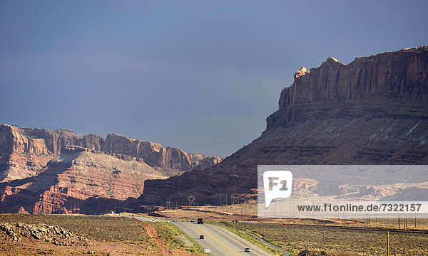 Bundesstraße U.S. Highway 191 zuden Arches und Canyonlands Nationalparks  vor Moab  Utah  Vereinigte Staaten von Amerika  USA