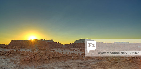 Sonnenaufgang  erodierte Hoodoos und Felsformationen aus Entrada-Sandstein  Goblins  Kobolde  Goblin Valley State Park  San Rafael Reef Wüste  Utah  Südwesten  Vereinigte Staaten von Amerika  USA