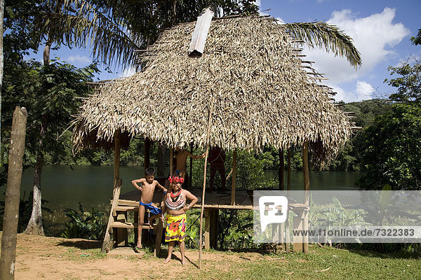 Frau  Amerika  Junge - Person  Dorf  reifer Erwachsene  reife Erwachsene  Indianer  2  Mittelpunkt  Panama