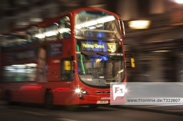 Städtisches Motiv  Städtische Motive  Straßenszene  Straßenszene  Nacht  Großbritannien  London  Hauptstadt  Omnibus  England  Geschwindigkeit