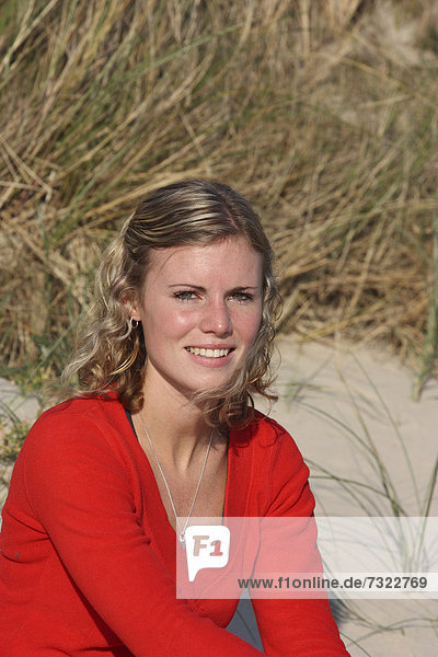 Außenaufnahme  Portrait  Frau  Strand  Sand  Düne  jung  blond  freie Natur