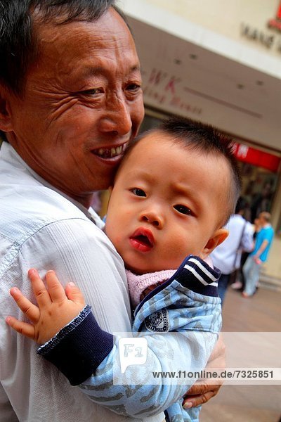 Mann  tragen  Junge - Person  halten  Enkelsohn  Großvater  China  Baby  Shanghai