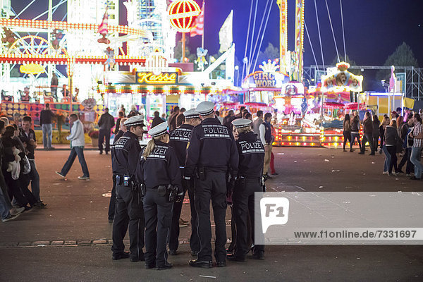 Ein offensichtlich Betrunkener übergibt sich  Polizisten stehen daneben  Cannstatter Wasen  Volksfest  Bad Cannstatt  Stuttgart  Baden-Württemberg  Deutschland  Europa