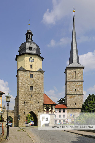 Historisches Stadttor  Riedtor im Riedturm und Jacobsturm  Glockenturm der Pilgerkirche St. Jacobus  Arnstadt  Thüringen  Deutschland  Europa