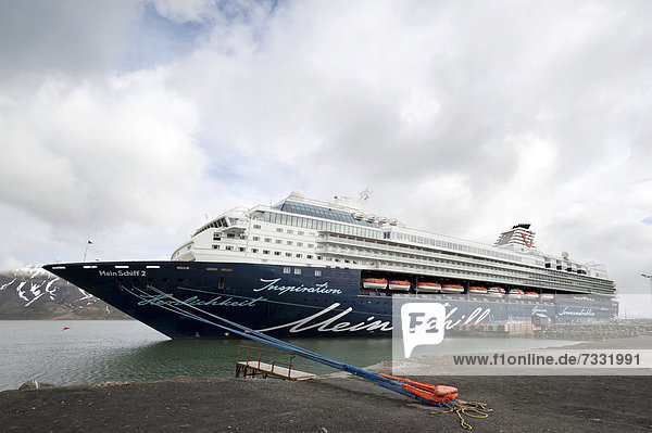 'Kreuzfahrtschiff ''Mein Schiff 2'' von TUI-Reisen liegt vertäut im Hafen von Longyearbyen  Spitzbergen  Svalbard  Norwegen  Europa'