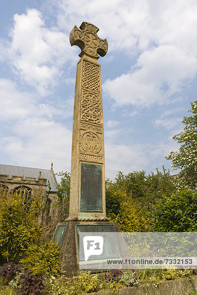 Keltisches Kreuz an einem Kriegerdenkmal  Hauptstraße  Glastonbury  Somerset  England  Großbritannien  Europa