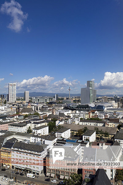 Skyline von Frankfurt mit Wohnhäusern  Frankfurt am Main  Hessen  Deutschland  Europa