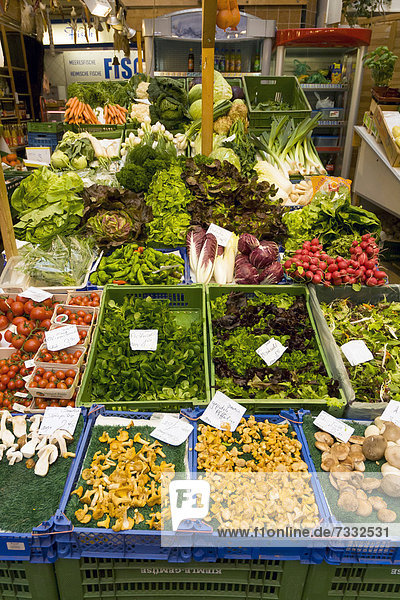 Frisches Gemüse zum Verkauf in der Stuttgarter Markthalle  Stuttgart  Baden-Württemberg  Deutschland  Europa