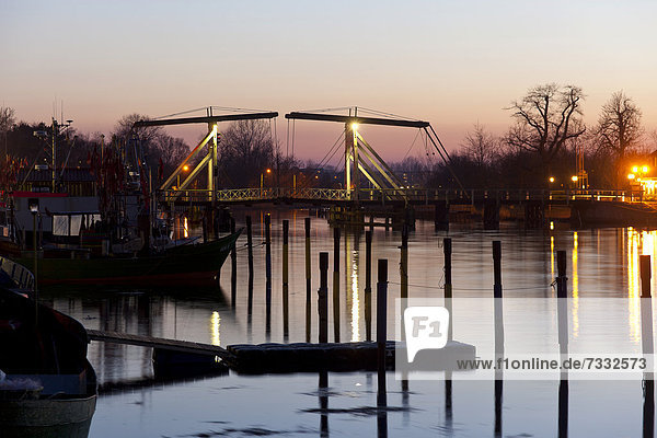 Wiecker Klappbrücke zur Blauen Stunde im Fischereihafen in Wieck  Greifswald  Mecklenburg-Vorpommern  Deutschland  Europa