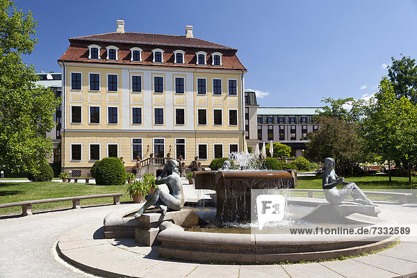 Hotel Bellevue  Elbseite mit Brunnen  Dresden-Neustadt  Sachsen  Deutschland  Europa