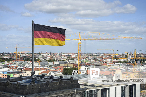 Dach Terrasse Berlin Hauptstadt Europa über Gebäude Fahne Ansicht Reichstag deutsch Deutschland