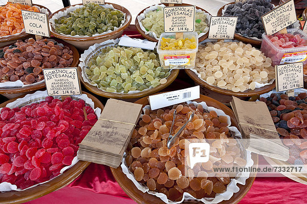 Verkauf von Fruchtgummi  Marktstand  Menorca  Balearen  Spanien  Südeuropa