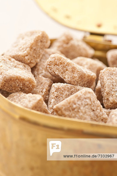 Zuckerdose mit braunem Würfelzucker