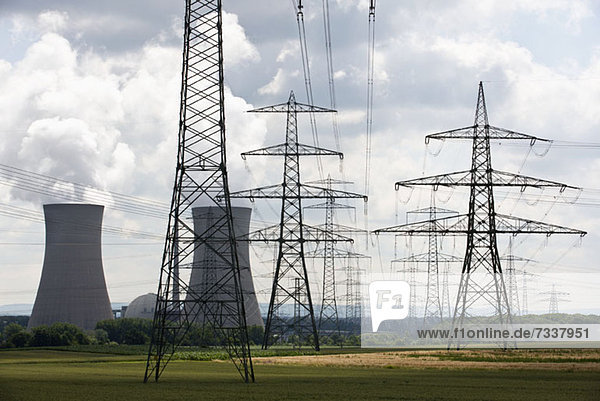 Strommasten vor einem Kernkraftwerk  Grafenrheinfeld  Deutschland