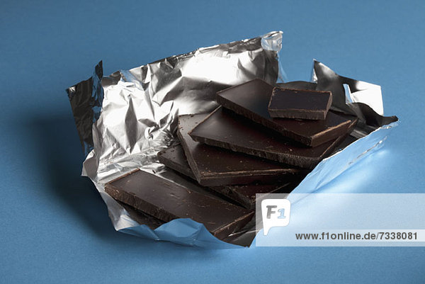 Ein Stapel Schokolade in Folienverpackung