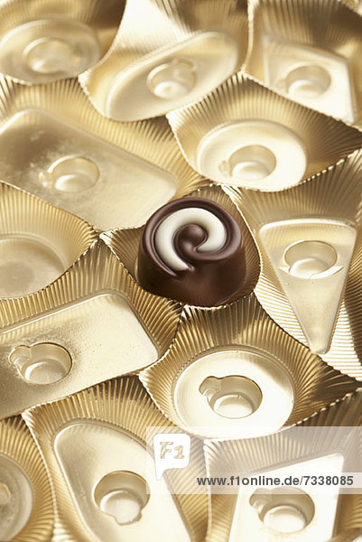 Eine einzelne Schokolade in einer Schachtel