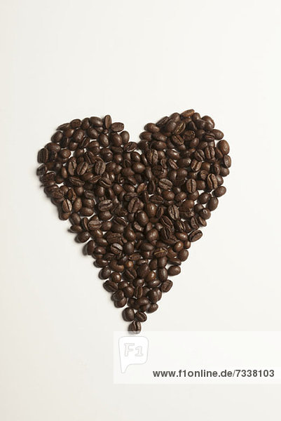 Herzförmig angeordnete Kaffeebohnen