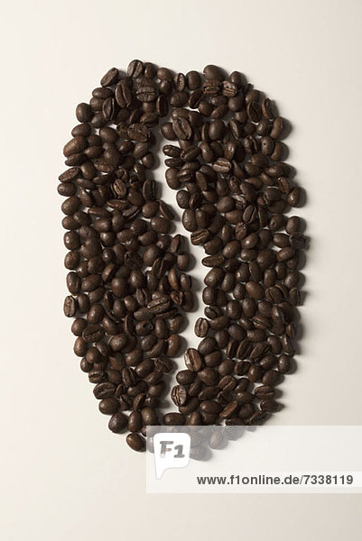 Kaffeebohnen in Form einer großen Kaffeebohne angeordnet
