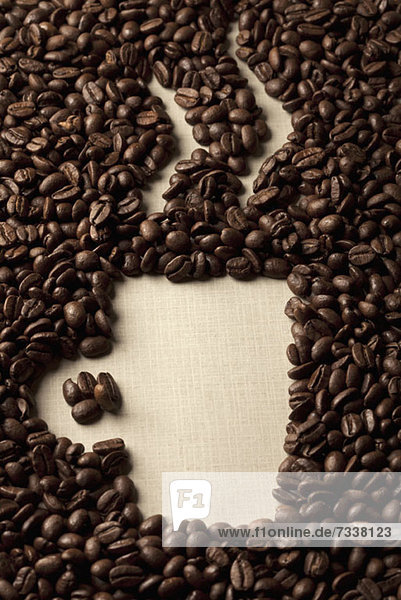 Kaffeebohnen arrangiert als Tasse Kaffee