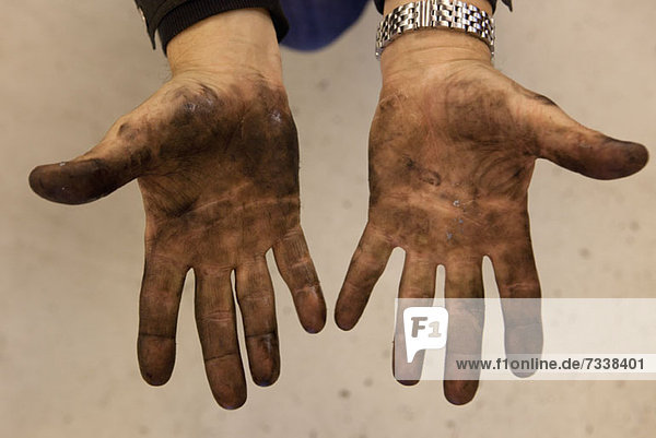 Die schmutzigen Hände des Mechanikers