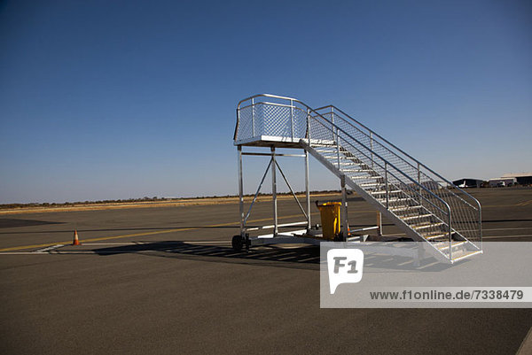 Mobile Trittstufen auf einer Start- und Landebahn des Flughafens